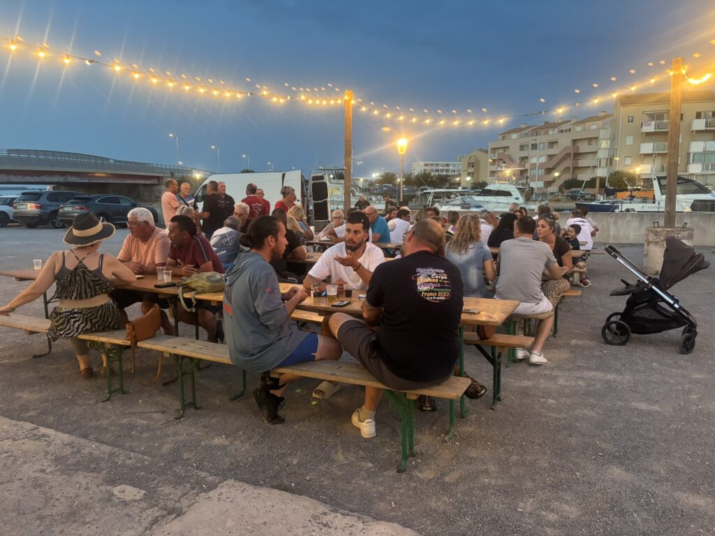 Repas tous ensemble pour manger un délicieux Méchoui